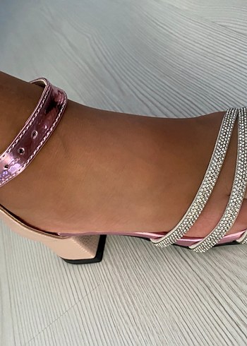 Kız Çocukları İçin Pembe Parlak Tokalı Özel Ayakkabı - Görsel 2