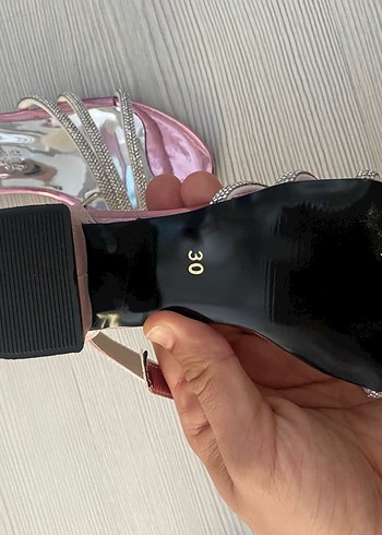 Kız Çocukları İçin Pembe Parlak Tokalı Özel Ayakkabı - Görsel 4