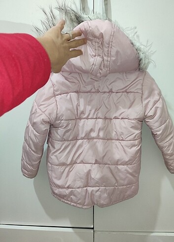 Mandarina Duck Etiket 4-5 yaş ama çocugun kalıbına göre değişir.