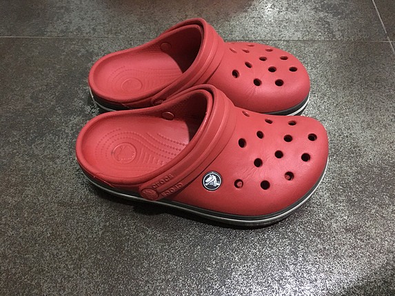 Kırmızı crocs