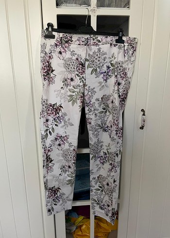 Çiçek Desenli Midi Kumaş Pantolon