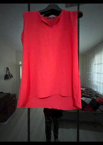 Kırmızı V Yaka Dökümlü Kolsuz Bluz - Görsel 2