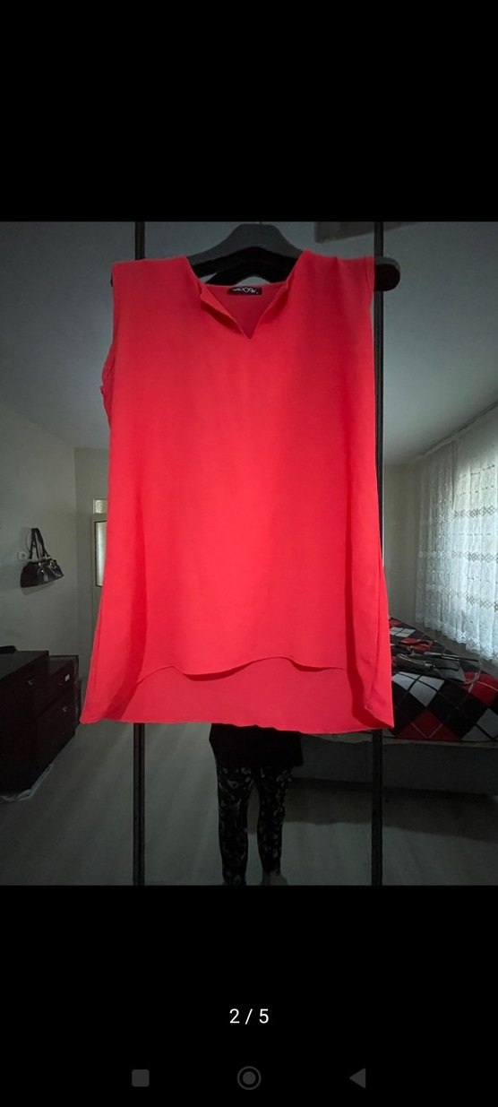 Kırmızı V Yaka Dökümlü Kolsuz Bluz - Görsel 2