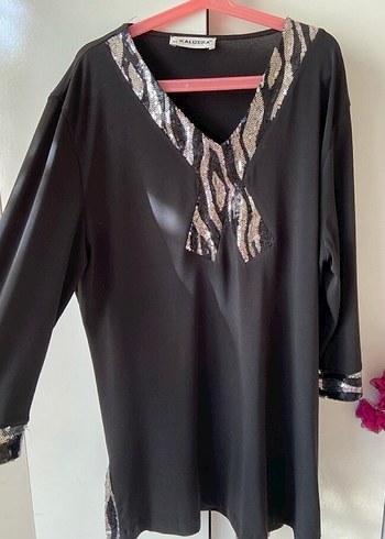 Siyah Pul Detaylı V Yaka Uzun Kadın Bluz - Görsel 2