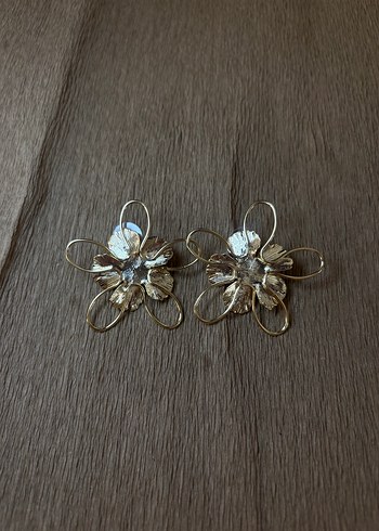Diğer Altın Renkli Mini Çiçekli Pullu Küpeler