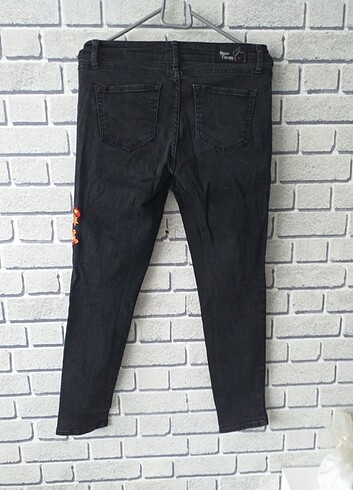 Denim&Co Siyah yanında ve sol ön cep altında çiçek modelleri var