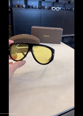 Tom Ford sarı camlı güneş gözlüğü - Görsel 3