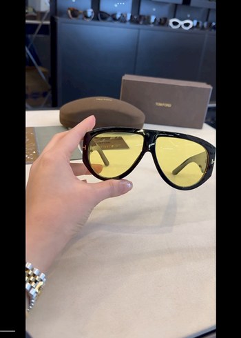 Tom Ford sarı camlı güneş gözlüğü - Görsel 2