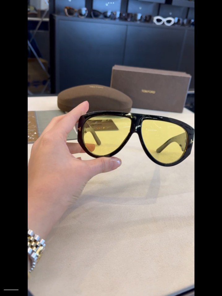 Tom Ford sarı camlı güneş gözlüğü - Görsel 2