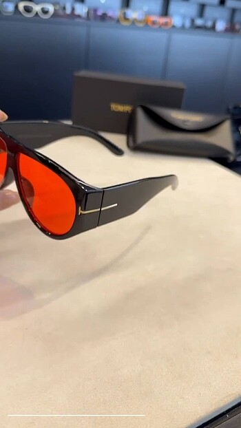 Beden kırmızı Renk Tom Ford güneş gözlüğü