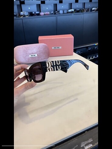  Beden Miu miu güneş gözlüğü