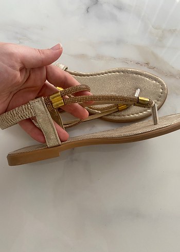 37 Beden altın Renk Altın Renkli Yılan Desenli Dolgu Topuklu Sandalet