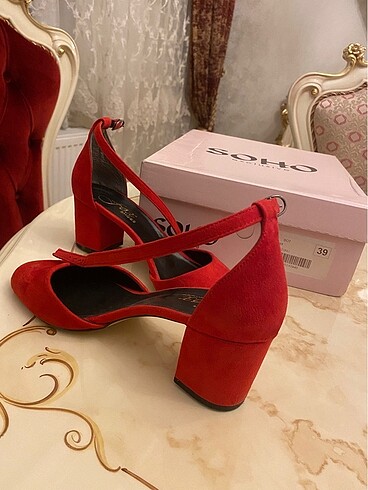 Kırmızı kısa topuk ayakkabı