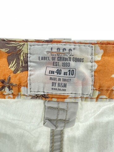 40 Beden beyaz Renk PreLoved Bermuda / Kapri %70 İndirimli.