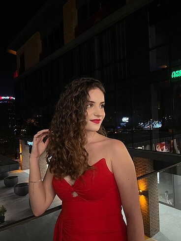 Kırmızı yırtmaçlı abiye