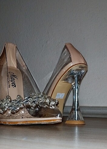 Ten şeffaf taş detaylı stiletto