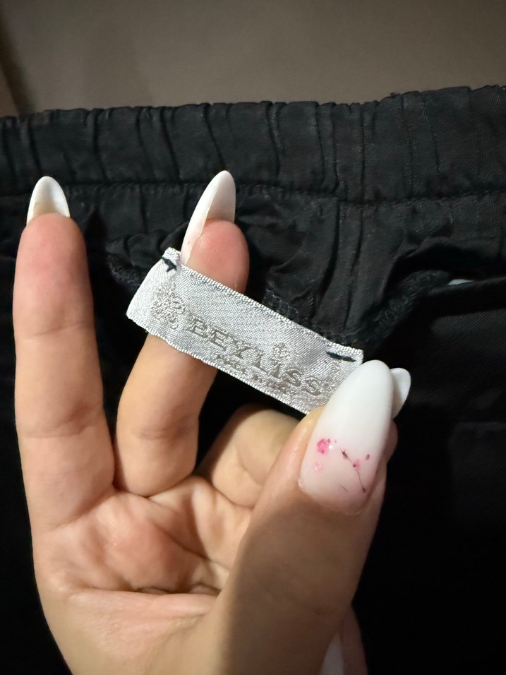Asimetrik Siyah Etek  Şıklık ve Rahatlık Bir Arada — görsel 3/4
