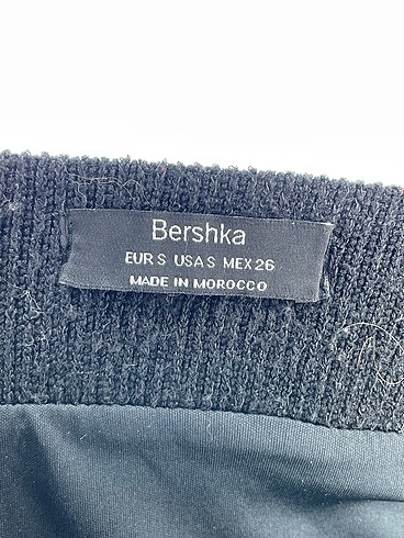 s Beden siyah Renk Bershka Mini Etek %70 İndirimli.