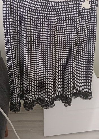 42 Beden siyah Renk Puantiye Desenli Pilili Midi Etek