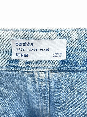 36 Beden çeşitli Renk Bershka Mini Şort %70 İndirimli.