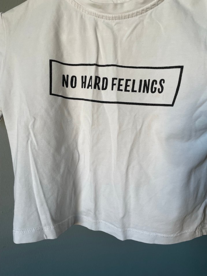 Beyaz Mini Kadın Tişört - No Hard Feelings crop - Görsel 2