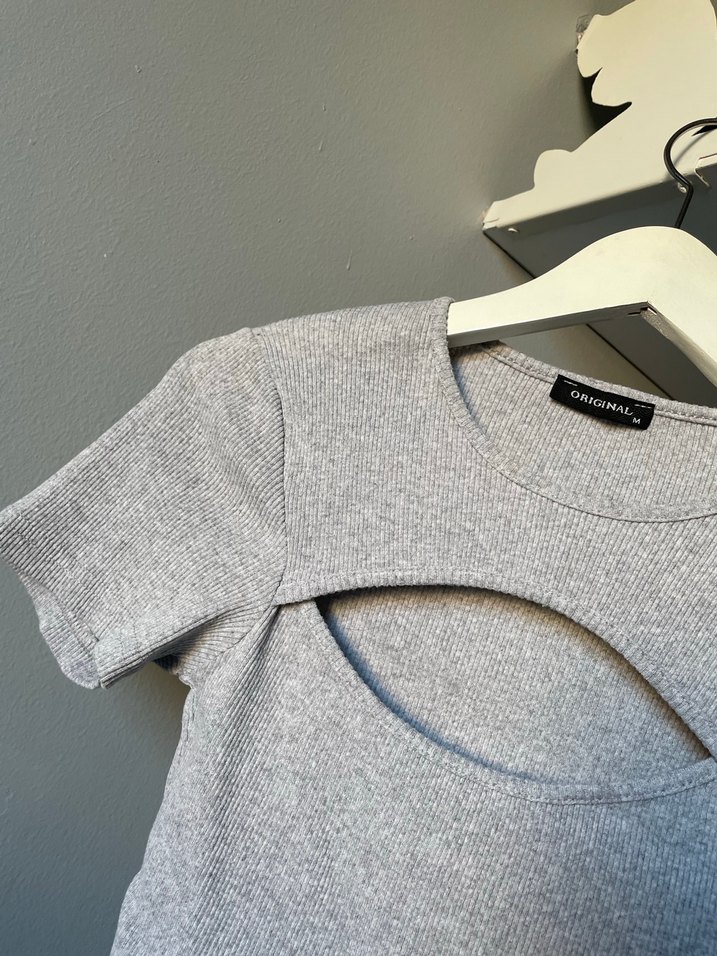 Gri Kısa Crop Top Kesim dekolteli - Görsel 2