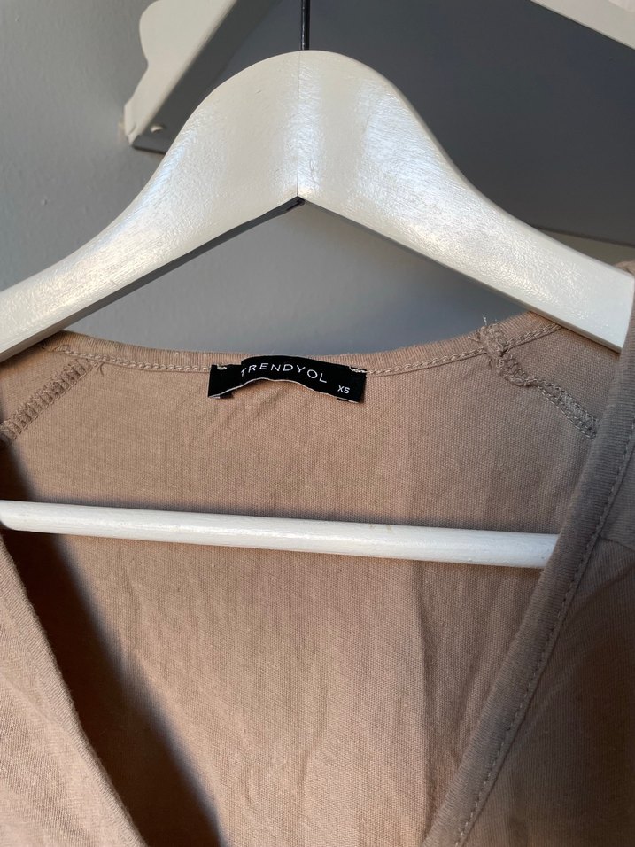 Bej V Yaka Kısa Kollu Kadın  Bluz dekolteli - Görsel 3