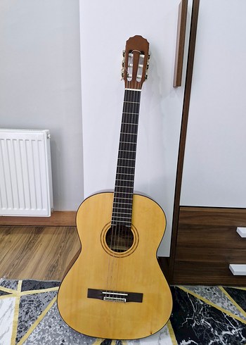 Meşe ağacından yapılmış Klasik Gitar