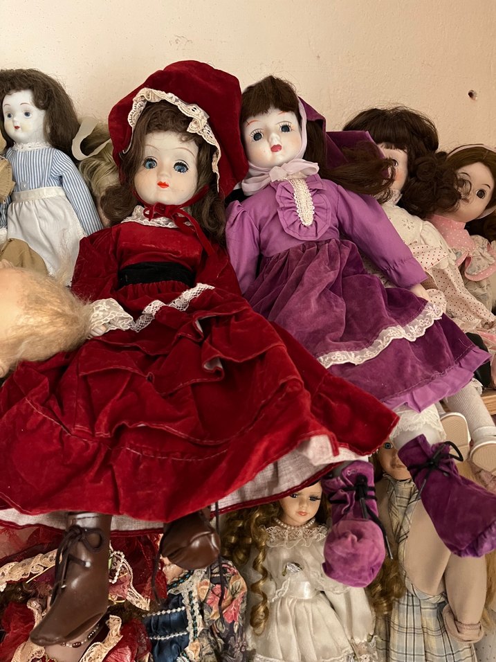 Kırmızı Kadife Elbiseli Bebek - Görsel 3