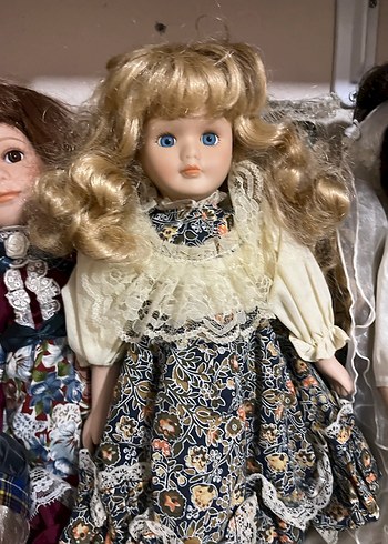 Çiçekli Elbiseli Sarı Saçlı Bebek - Görsel 3