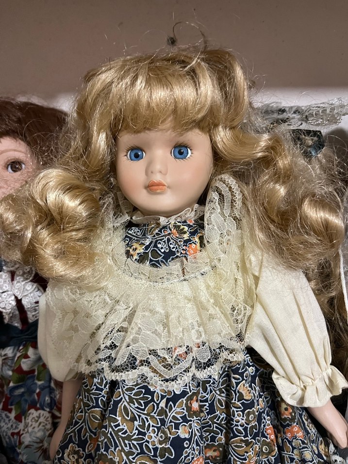 Çiçekli Elbiseli Sarı Saçlı Bebek - Görsel 2