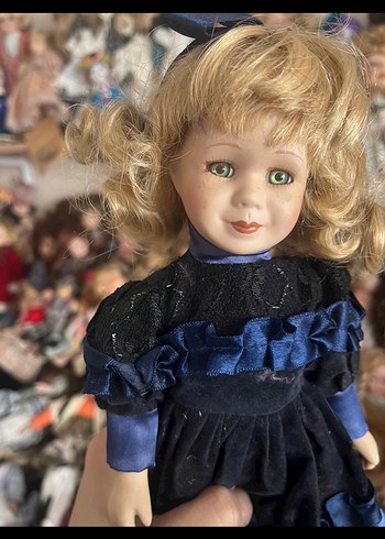 Barbie Koyu Mavi Elbiseli Koleksiyonluk porselen Bebek