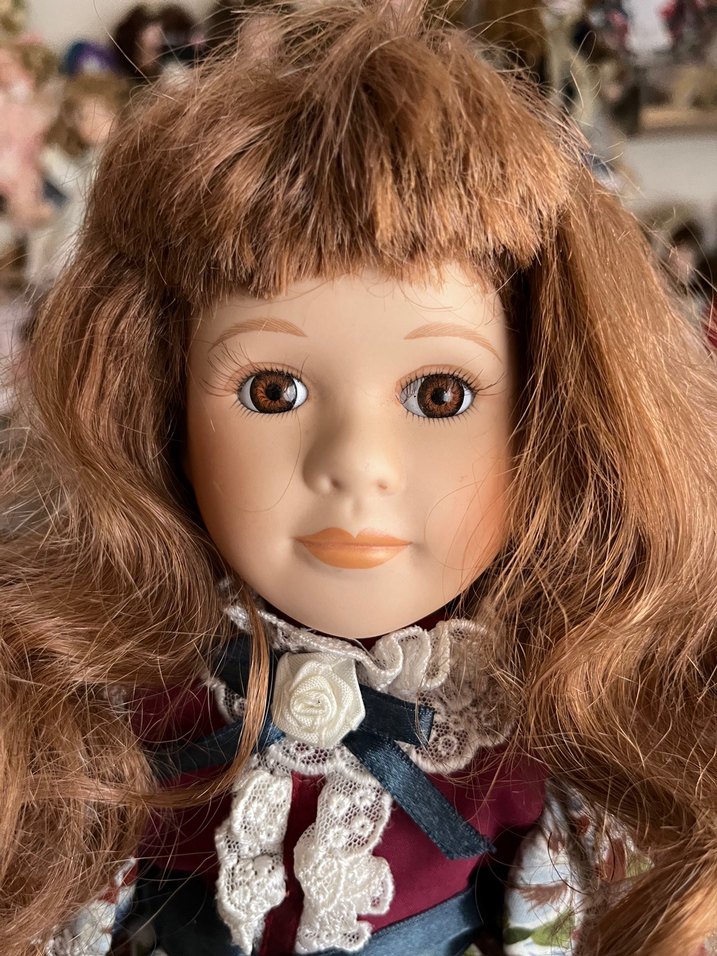 Bordo Elbiseli Koleksiyonluk Bebek - Görsel 2