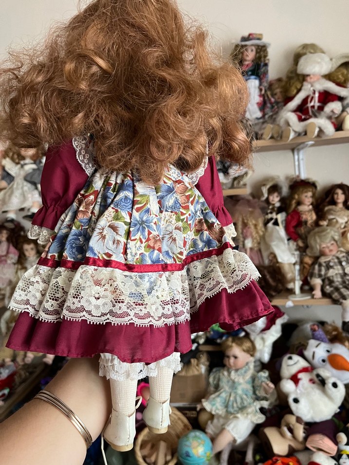 Bordo Elbiseli Koleksiyonluk Bebek - Görsel 4