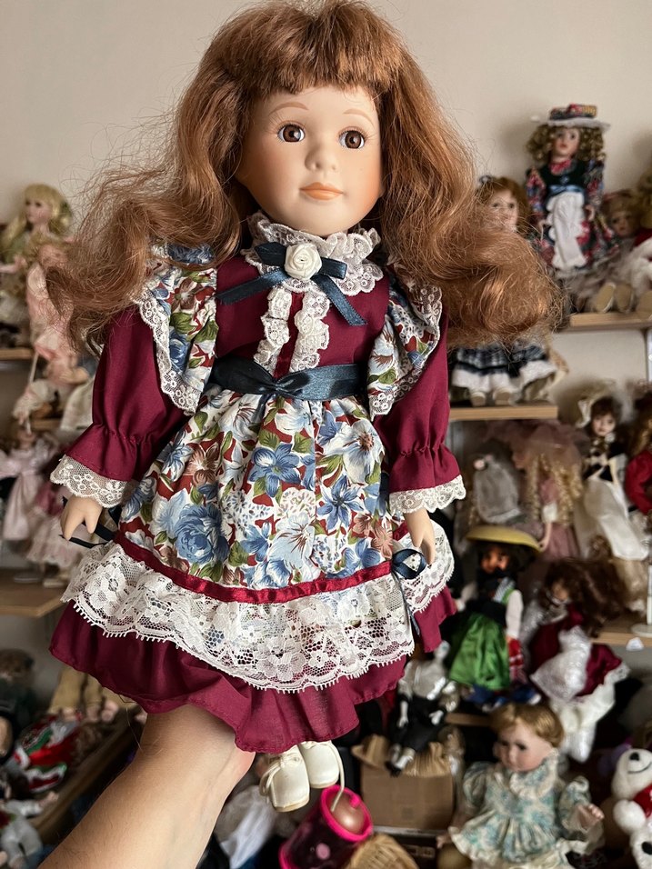 Bordo Elbiseli Koleksiyonluk Bebek - Görsel 3