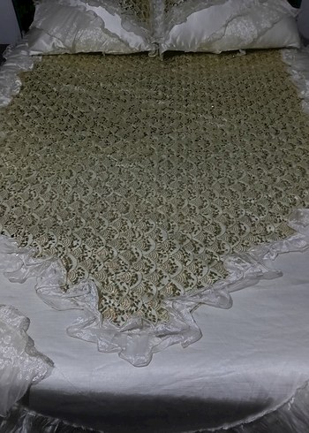 İşlemeli Beyaz Parlak Yatak Örtüsü - Görsel 2