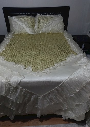 İşlemeli Beyaz Parlak Yatak Örtüsü - Görsel 3