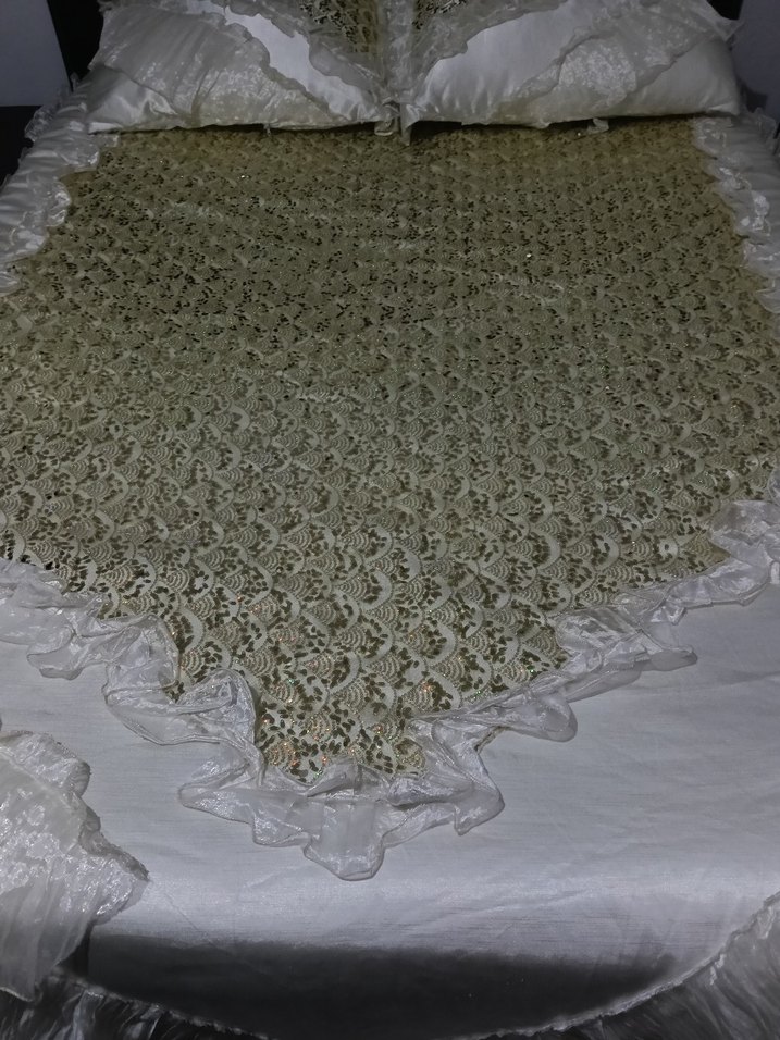 İşlemeli Beyaz Parlak Yatak Örtüsü - Görsel 2