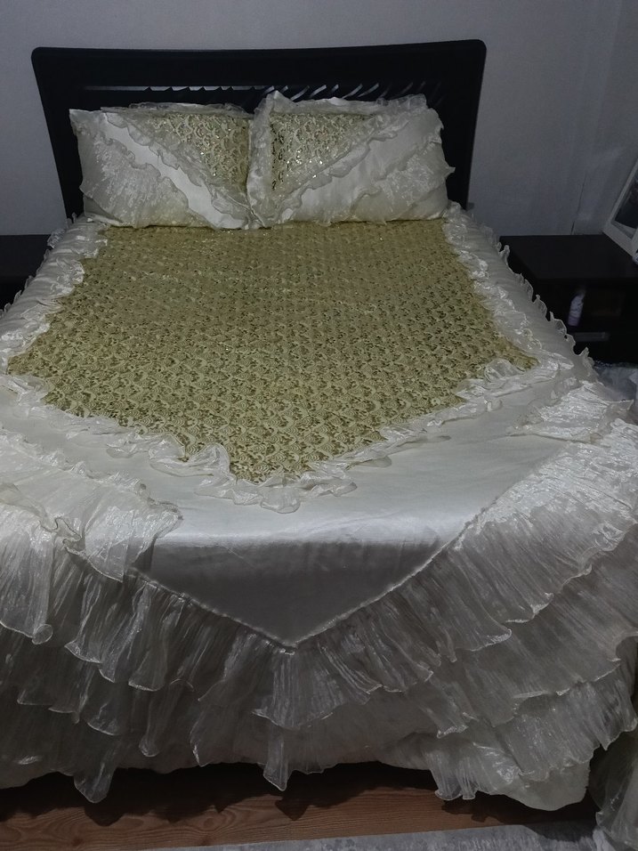 İşlemeli Beyaz Parlak Yatak Örtüsü - Görsel 3