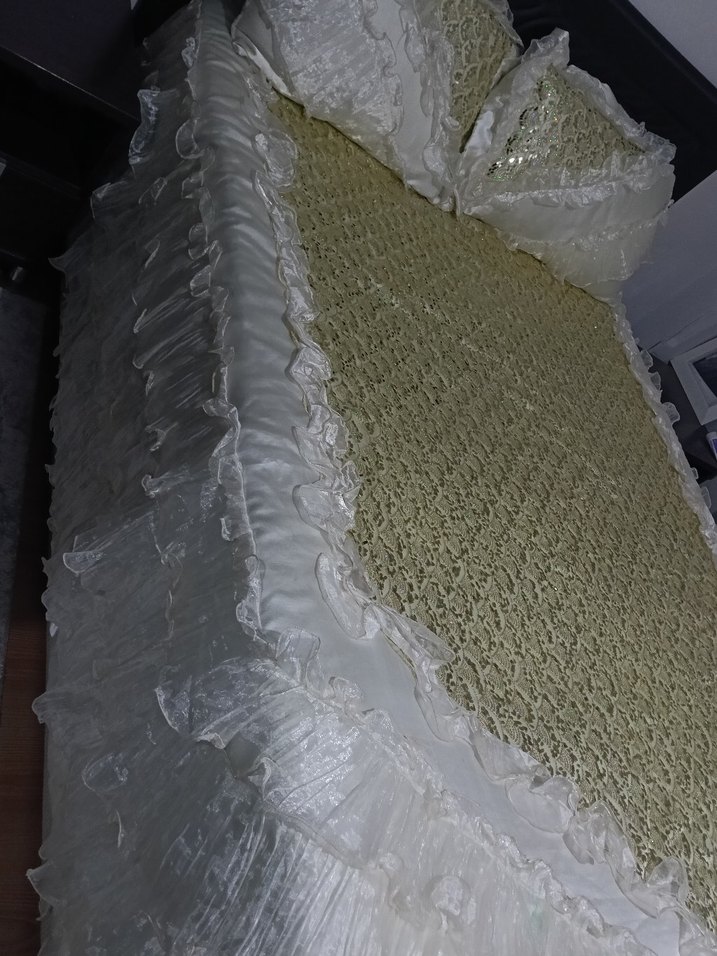 İşlemeli Beyaz Parlak Yatak Örtüsü - Görsel 4