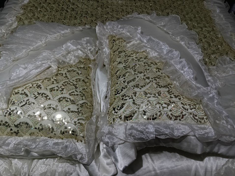 İşlemeli Beyaz Parlak Yatak Örtüsü - Görsel 5