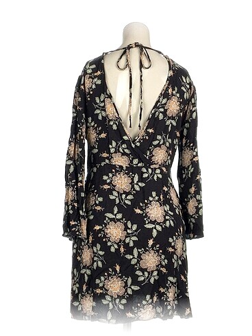 l Beden PreLoved Kısa Elbise %70 İndirimli.
