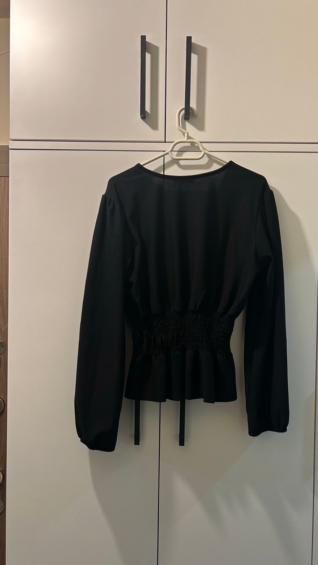 Siyah Kemerli V Yaka Uzun Kollu Bluz - Görsel 3