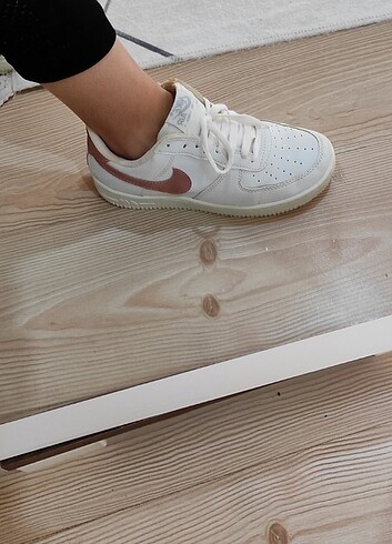 Nike Beyaz gül kuruş spor ayakkabı. 