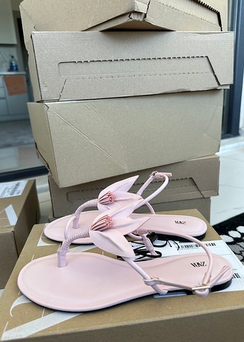 38 Beden ZARA ÇİÇEK DETAYLI DÜZ SANDALET