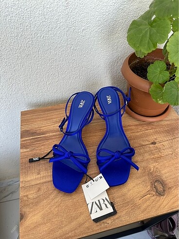Zara ZARA ORTA BOY TOPUKLU FİYONKLU SANDALET
