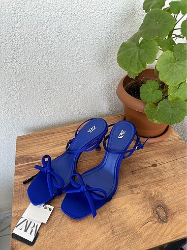 41 Beden ZARA ORTA BOY TOPUKLU FİYONKLU SANDALET