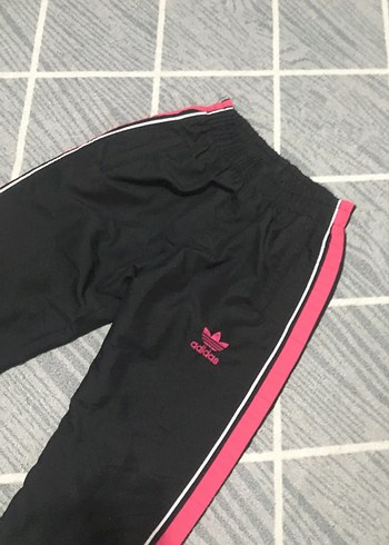 Adidas Kızlar için pembe şeritli rahat eşofman altı