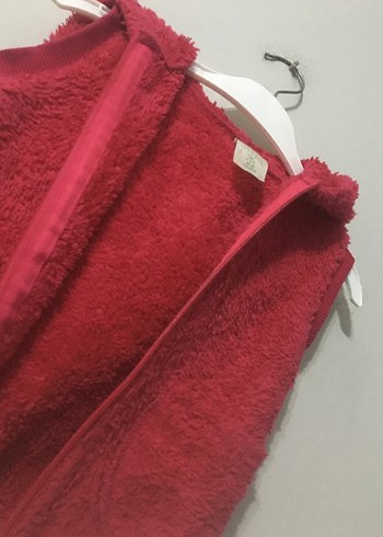 Kız Çocuk Kırmızı Kapüşonlu Kürklü Yelek - Görsel 2