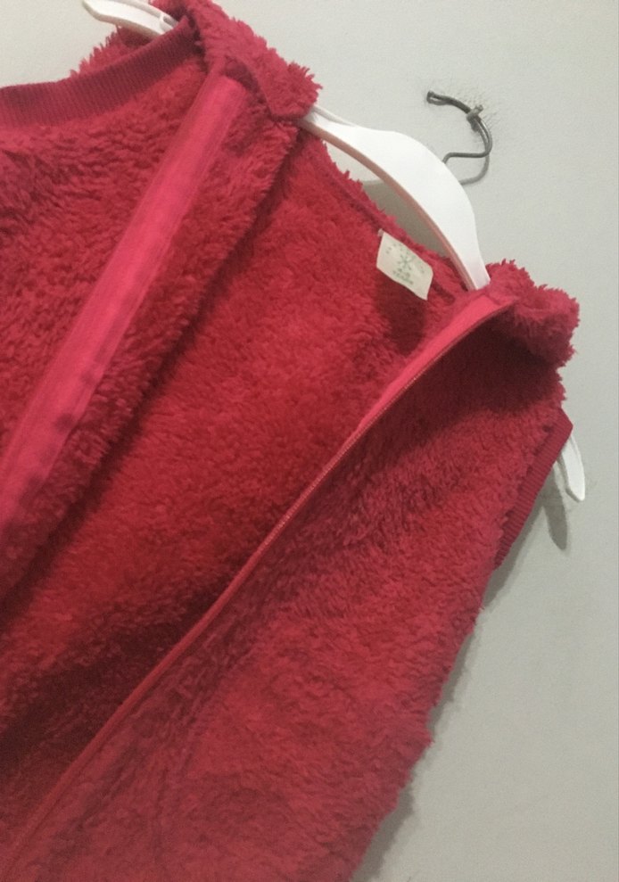 Kız Çocuk Kırmızı Kapüşonlu Kürklü Yelek - Görsel 2